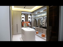 Modern cerdas berjalan di lemari