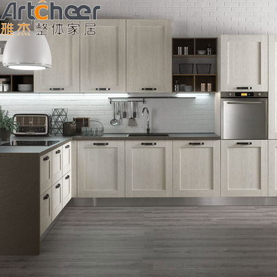 Desain Minimalis Lemari Dapur Kayu dengan Half Bullnose dan Lemari Abu-Abu