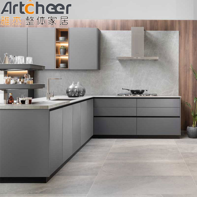Desain Dapur Kecil dengan Gaya Jepang Lemari Dapur Bentuk L dan Fungsi Tarik Turun
