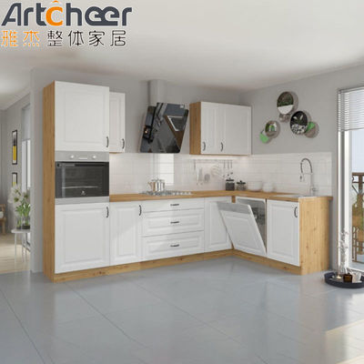 Lemari Dapur Modern dan Backsplash Batu Buatan untuk Meja Desain Klasik