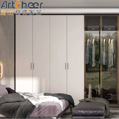 Kamar anak-anak kombinasi lemari pakaian dengan desain modern dan pintu kaca akhir di hotel