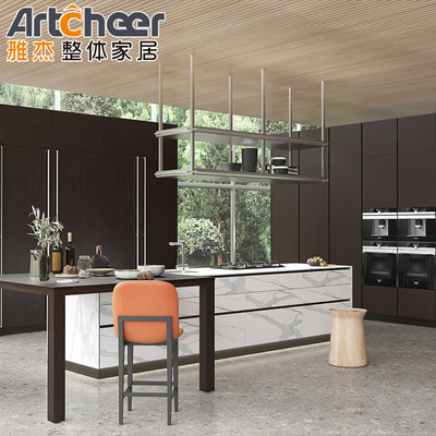 Lemari Dapur Modern Bergaya Baja Rinsless di MDF Putih dengan Backsplash dan Pulau