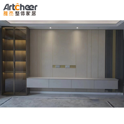 Lemari TV dinding yang dapat disesuaikan dalam gaya Skandinavia modern dengan pintu kaca dan rak anggur